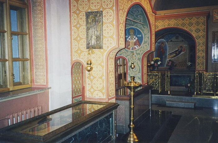 On the solea we see the reliquary with the relics of St. Joseph, and below and to the left are two granite reliquaries with the holy relics of St. Barsanuphius (under the canopy) and St. Anatoly (Potapov) (in the foreground).