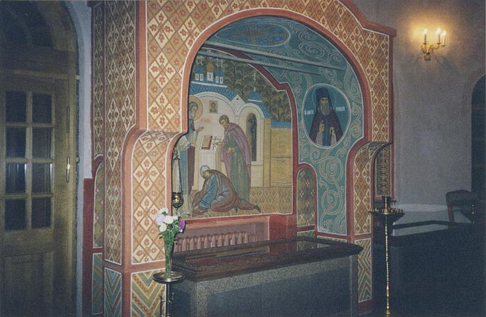 The granite reliquary with the holy relics of St. Hilarion. To the right of the canopy is the reliquary with the relics of Optina Elder Anatoly (Zertsalov).