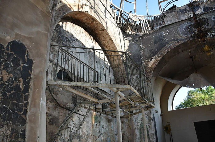 Пострадавший от пожара вследствие обстрелов Второй Митрофановский храм Лисичанска