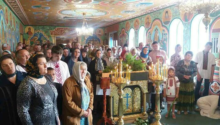 Ενορίτες της Ουκρανικής Ορθόδοξης Εκκλησίας στην πόλη Κόσοβ, τους οποίους ο δήμαρχος «στέλνει» στην Ρωσία. Φωτογραφία: ιστοσελίδα της εκκλησιαστικής επαρχίας Ιβάνο-Φρανκόβσκ