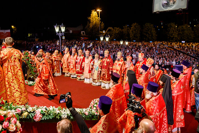 Десятки тысяч верующих приняли участие в памятных богослужениях в Екатеринбурге в годовщину расстрела Царской семьи
