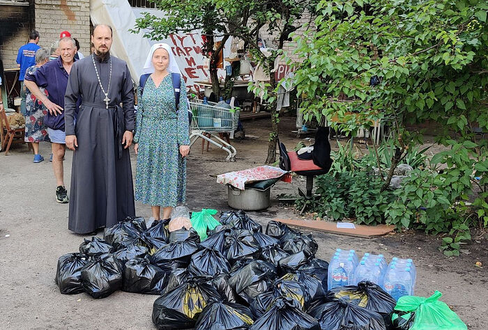Представители Синодального отдела по благотворительности и московской больницы святителя Алексия посетили Луганск и Северодонецк