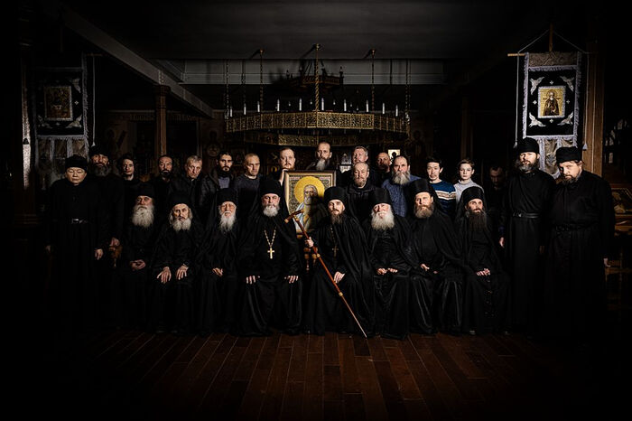 Братия Свято-Серафимовского монастыря с трудниками