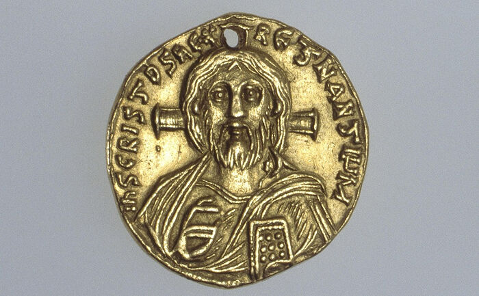 Монета-иконка Иисуса Христа (со следами вторичного использования). Солид. Золото. 705 г. Византия. Юстиниан II (685–695, 705–711). Гос. Эрмитаж, Инвентарный номер: ОН-А-Аз-3952