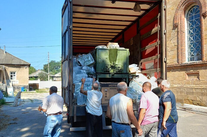 Разгрузка гуманитарной помощи от Синодального отдела по благотворительности для мирных жителей Лисичанска