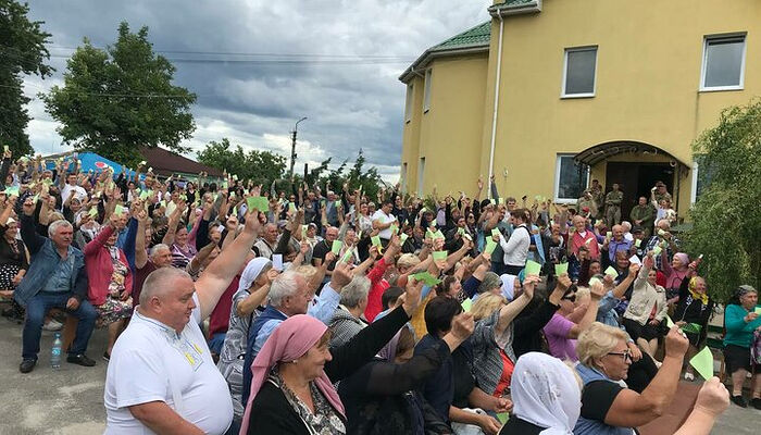 Στο χωριό Ζαζίμιε της Περιφέρειας Κιέβου οπαδοί της «ΟΕΟ» προσπαθούν να κάνουν κατάληψη του Ναού