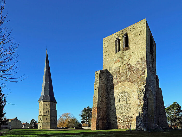Две башни, некогда бывшие частью монастыря св. Винока в Берге, Франция
