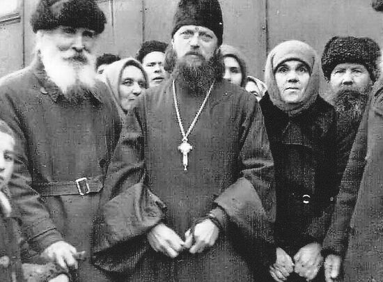 Отец Василий Мухин и архимандрит Исаакий (Виноградов) в Актюбинске. Послевоенное фото