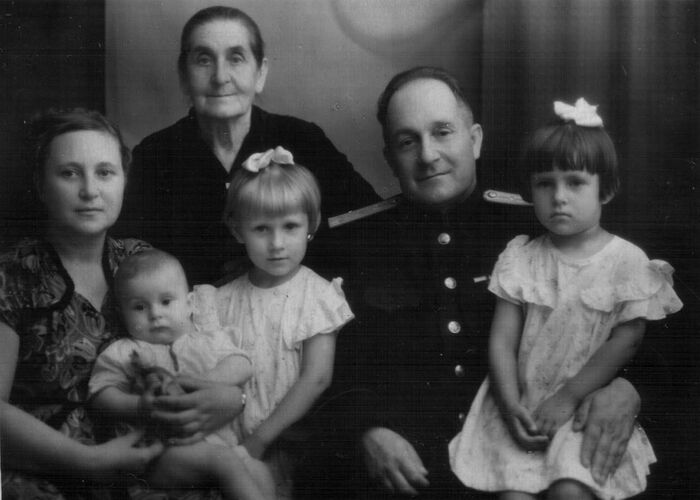 Анна Васильевна Николаева с матерью, мужем и детьми