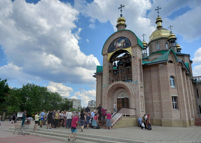Раздача гуманитарной помощи в Северодонецкой епархии