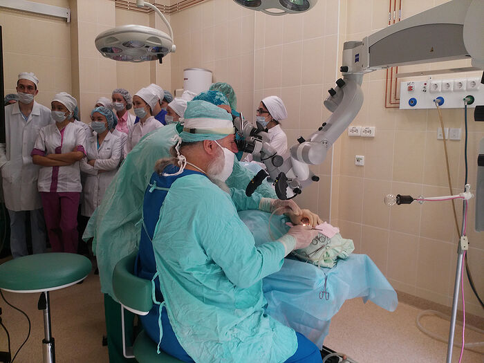 Ο Πρωθιερέας Σέργιος Φιλιμόνοβ κατά τη διάρκεια της εγχείρησης