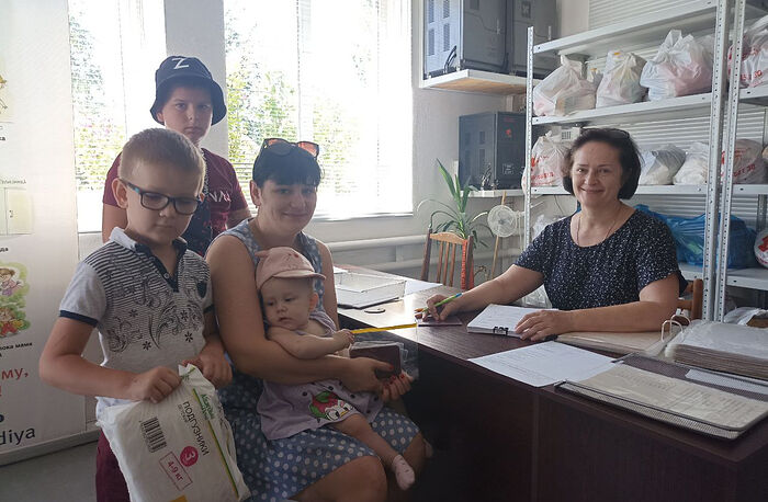 Помощь беженцам в центре гуманитарной помощи службы «Милосердие-на-Дону» Ростовской епархии