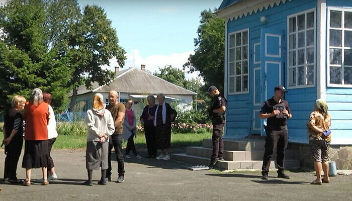 На Украине местные власти помогают раскольникам захватывать храмы УПЦ и преследовать священников