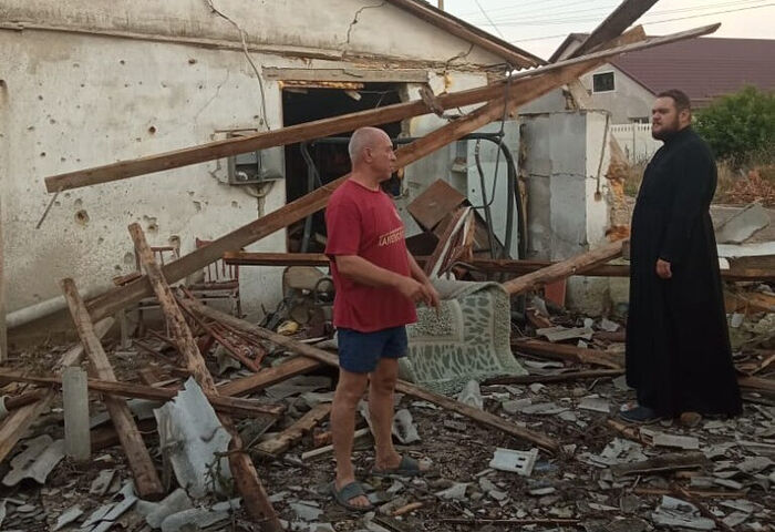 С пострадавшими в селе Майское. Фото: официальный сайт Джанкойской епархии