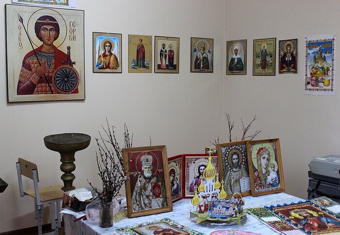 В православной молитвенной комнате во имя великомученика Георгия Победоносца