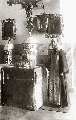 Сщисп. Сергий у жертвенника в святом алтаре Троицкого собора слободы Кукарка