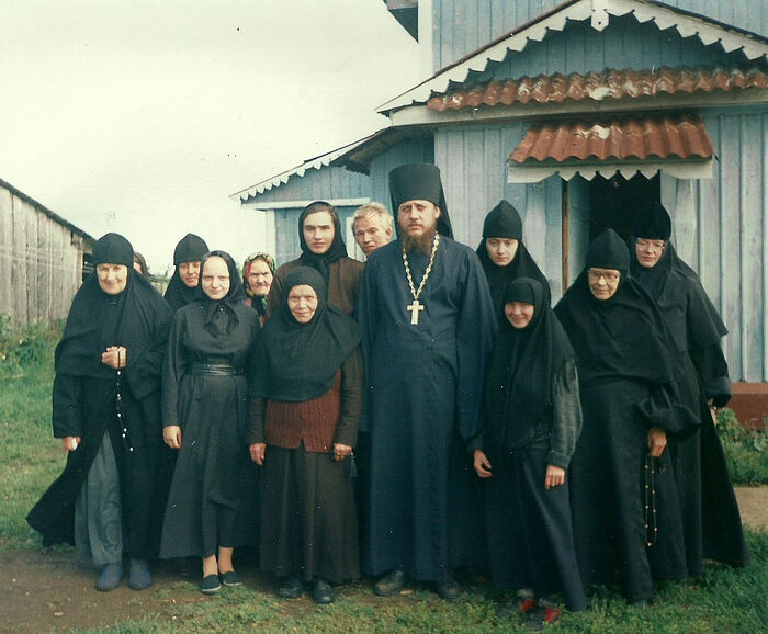 Οι πρώτες αδελφές της Μονής μαζί με τον ηγούμενο Σαββάτιο (Ρουντακόβ)