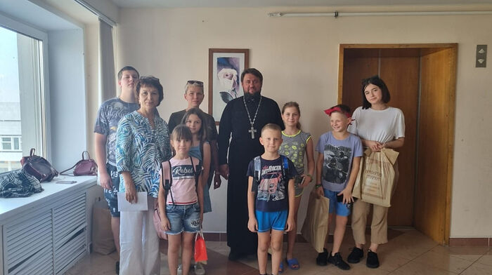 В Симбирской епархии передали школьную форму и канцтовары для детей-беженцев