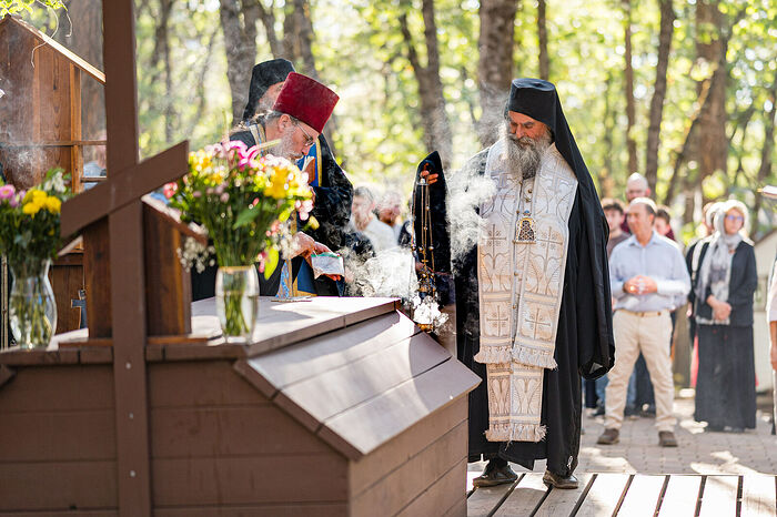 Met. Nikoloz serving at Fr. Seraphim's grave