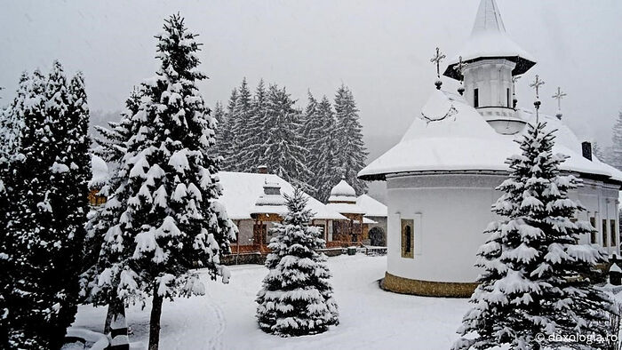 Снегопад в монастыре Сихастрия