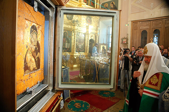 His Holiness Patriarch Kirill before the miracle-working Vladimir icon of the Mother of God, in the Church of St. Nicolas in Tolmachi. Photo: Pravoslavie.ru.