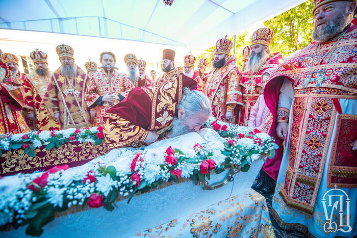 Met. Onuphry venerates the relics of St. Hierothy. Photo: news.church.ua