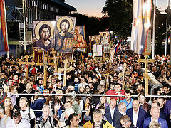 Serbs flood the streets of Belgrade to pray for the sanctity of marriage and the family (+VIDEO)