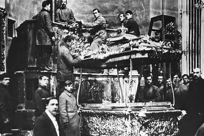 Вскрытие раки Александра Невского по постановлению Петроградского совета 12 мая 1922 г. Фото Карла Буллы