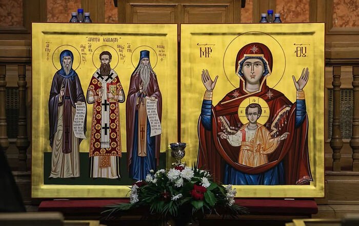 Icon of great hesychast saints Symeon the New Theologian, Gregory Palamas, and Paisius (Velichkovsky) and an icon of the Mother of God, the first hesychast. Photo: basilica.ro