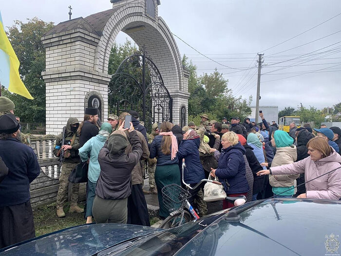 Schismatics attempt to seize a village church. Photo: zhytomyr-eparchy.org