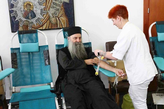 Сербский Патриарх вновь принял участие в добровольной сдаче крови