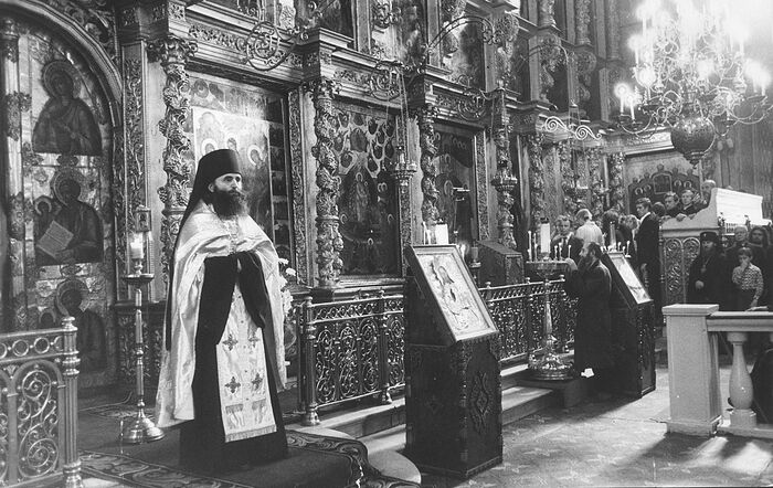 Игумен Георгий произносит проповедь за патриаршим богослужением в день 70-летия Святейшего Патриарха Пимена в Успенском соборе Свято-Троицкой Сергиевой Лавры, 23 июля 1980 года