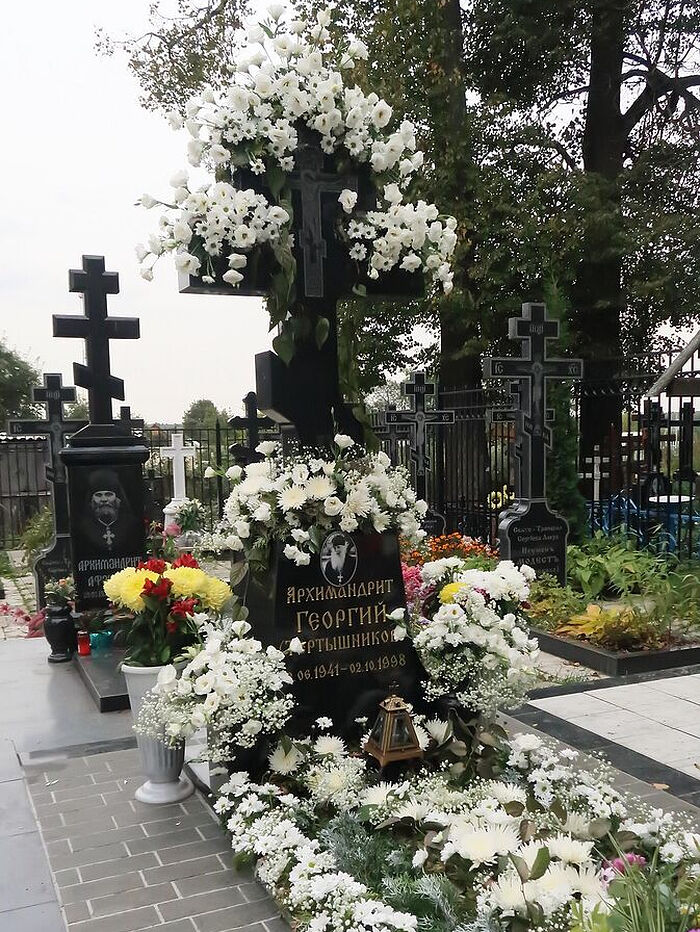 Могила отца Георгия на кладбище в Деулино