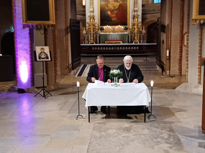 Abp. Leo and Lutheran Abp. Tapio sign a joint declaration on Baptism. Photo: ort.fi