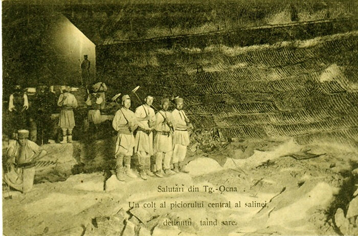 Carte postale : « Messages de Târgu Ocna. Un coin de la mine de sel centrale, des prisonniers exploitation minière pour le sel »