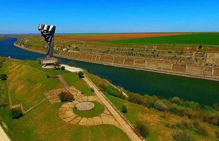 Памятник молодежи на канале «Дунай – Черное море». Высота 50 м, 1980 г.