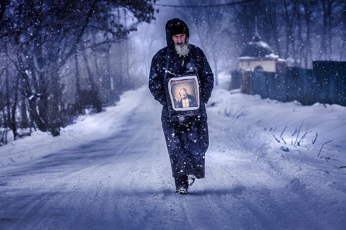 Монах Иона (Приходько) совершает ежедневный крестный ход вокруг монастыря с иконой преподобного Серафима Саровского и во время снегопада