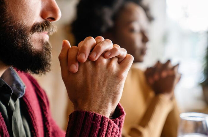 Молодые британцы молятся чаще, чем старшее поколение - исследование