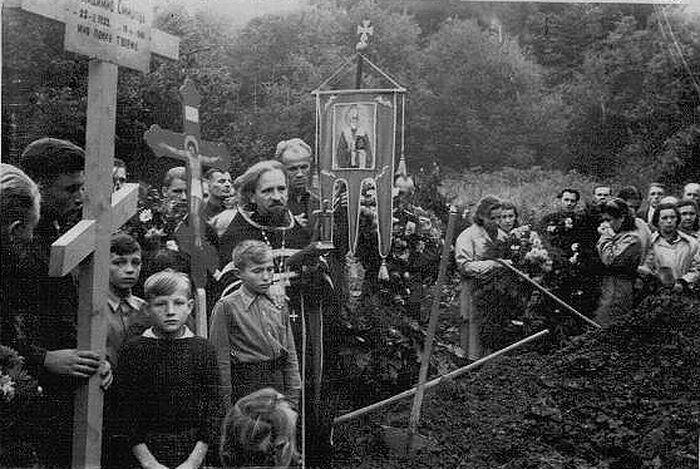 Отец Миртрофан (Зноско-Боровский) на похоронах в DP лагере Менкигоф, Германия