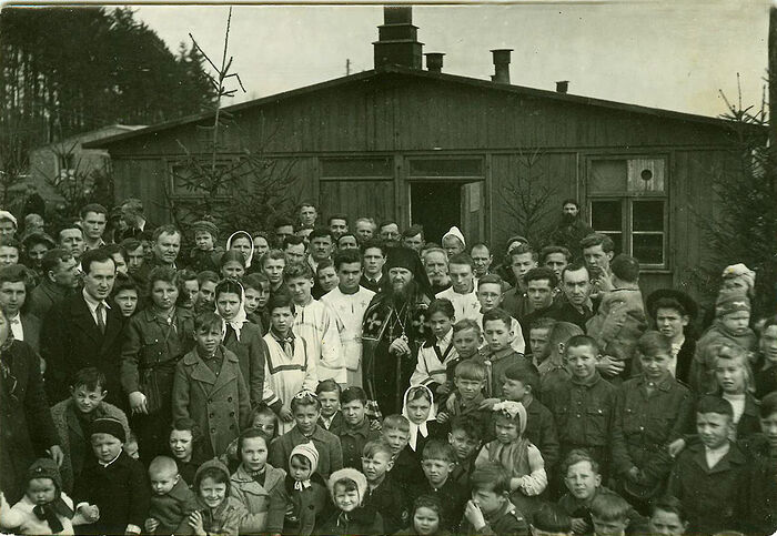 Ростислав Полчанинов слева в тёмном костюме. DP лагерь Менхигоф, Германия, 1947-1948 г.