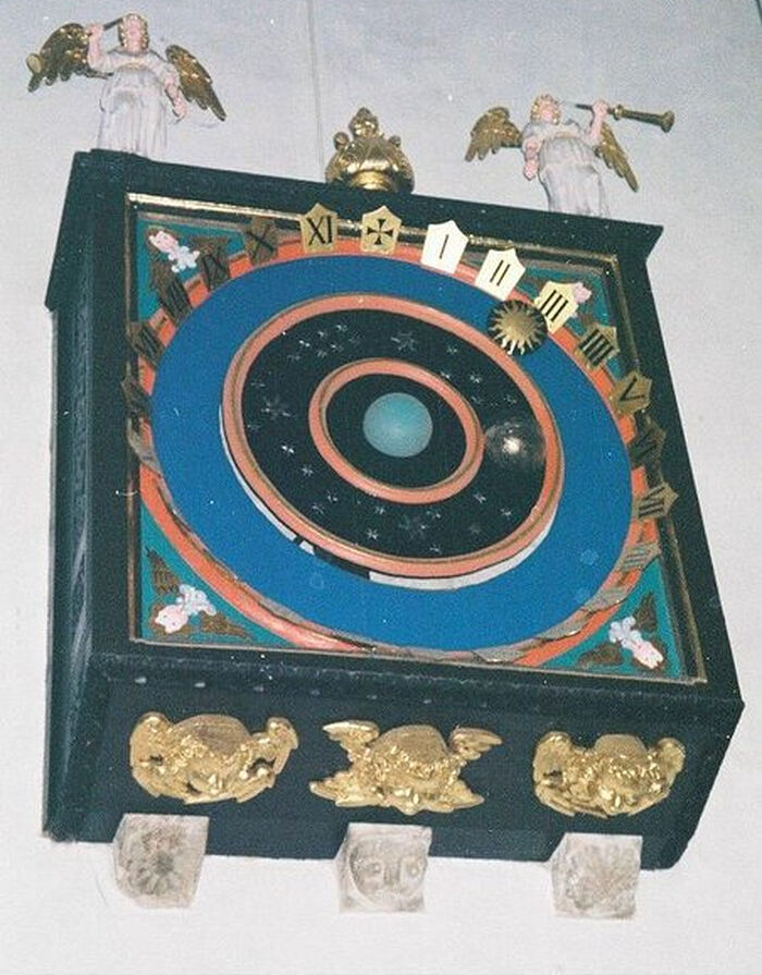 Астрономические часы XIV века бывшей монастырской церкви Уимборн-Минстер, Дорсет (источник - Geograph.org.uk)