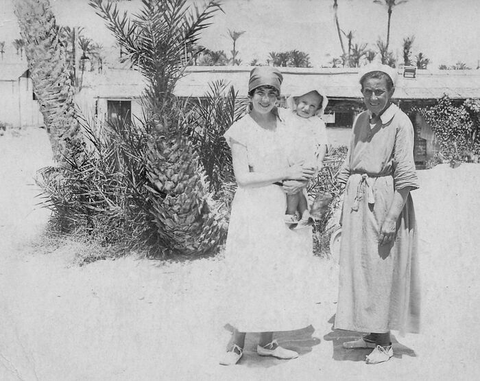 1920. Первый снимок Р. Полчанинова на руках у матери. Египет, лагерь Сиди-Бишр