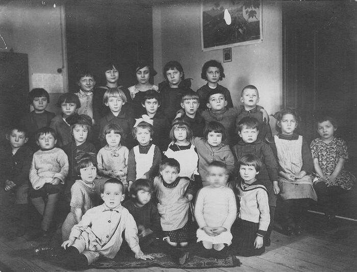 1924 год, Сараево. Русские детсад и школа. Ростислав Полчанинов на полу 1-й слева
