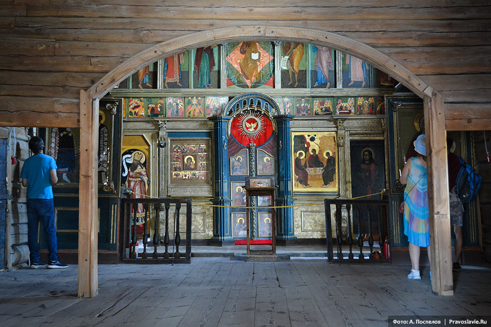 Το εσωτερικό της ξύλινης εκκλησίας της Αγίας Τριάδος