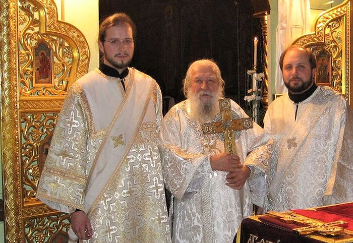 Диакон Николай (справа) с митрополитом Лавром и диаконом Евгением Каллауром