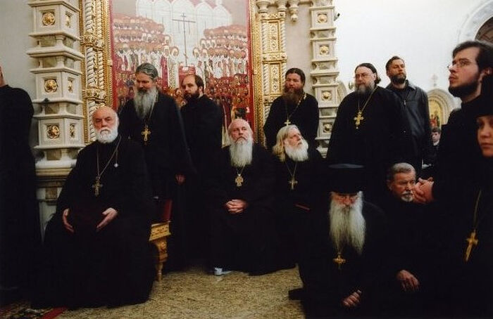 Иподиакон Николай Ольховский (третий слева) во время освящения храма в Орехово-Борисове, 2004 г. 