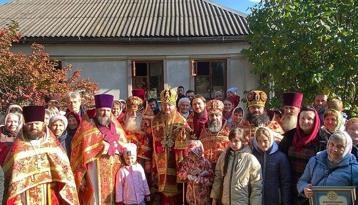 Ο Μητροπολίτης Θεοδόσιος με την κοινότητα της Ουκρανικής Ορθόδοξης Εκκλησίας στην πόλη Σμέλα. Φωτογραφία: cherkasy.church.ua