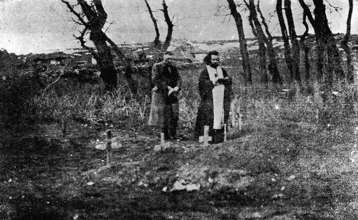 Панихида на могилках сербов, павших за освобождение Косова в 1912 году. Фотография начала XX века