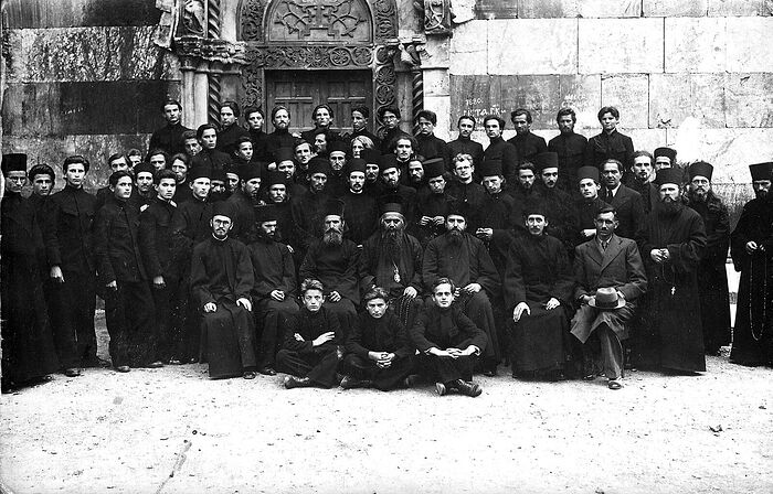 Преподаватели и учащиеся монашеской школы монастыря Высокие Дечаны со святителем Николаем Сербским