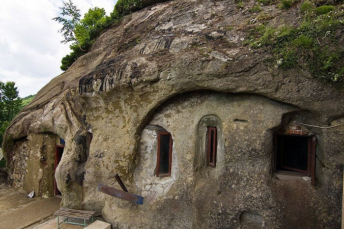 Αρχαίος ναός σε σπηλιά της μονής Τσετετσούγια, Νέγκρου Βόντα